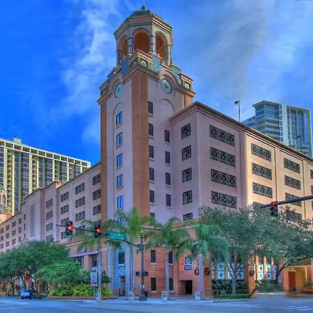 Spacious Studio Apartment Near Nightlife & Dining! St. Petersburg Exterior photo