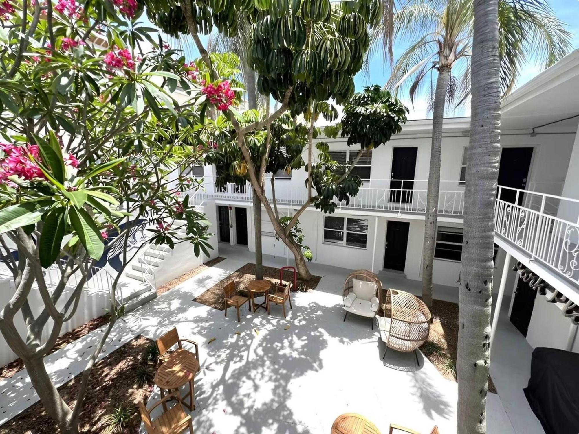 Spacious Studio Apartment Near Nightlife & Dining! St. Petersburg Exterior photo