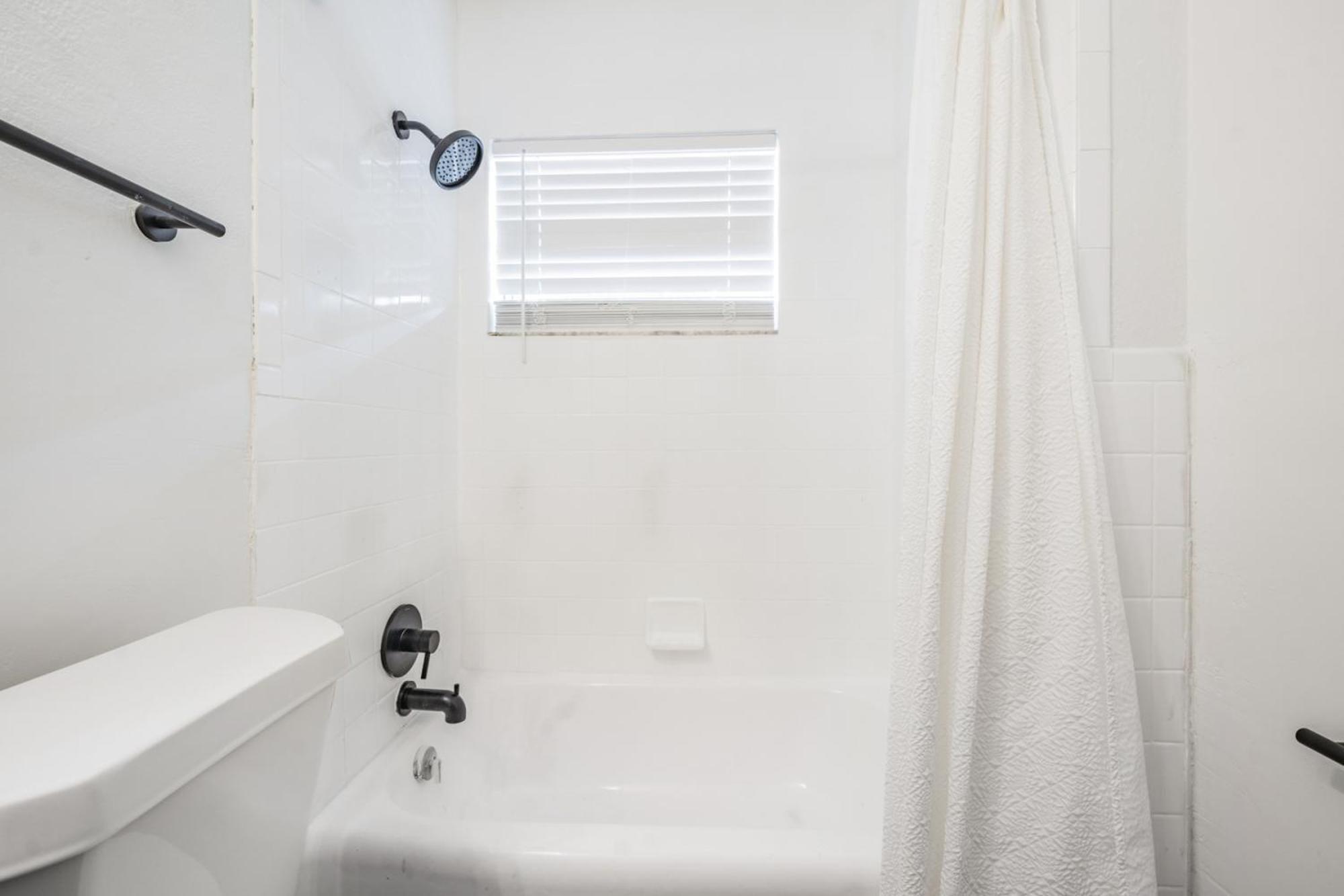 Spacious Studio Apartment Near Nightlife & Dining! St. Petersburg Exterior photo